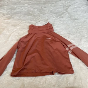Rostfärgad tröja från Stance - Säljer en snygg rostfärgad tröja från Stronger. Den har långa ärmar med ett unikt randigt mönster på ena ärmen. Perfekt för höst och vinter, och den är superbekväm att ha på sig. Passar både till vardags och lite mer avslappnade tillfällen.