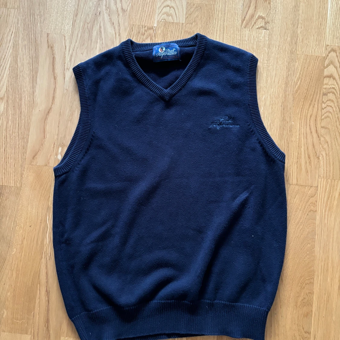 Svart stickad väst från Peak Performance