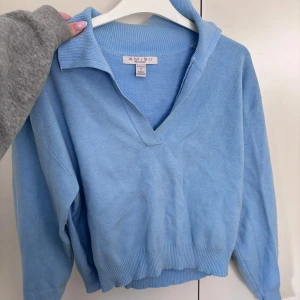 Blå stickad tröja - Stickad tröja från New Yorker, i princip helt oanvänd. Sitter jättefint på 🩵