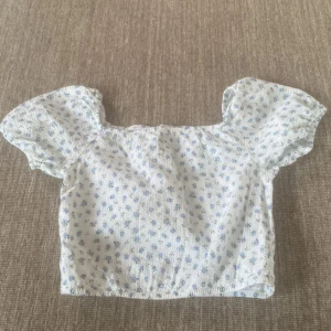 Blommig tupe topp - Jätte fin blommig tube topp, fint skick och kommer från H&M❤️❤️