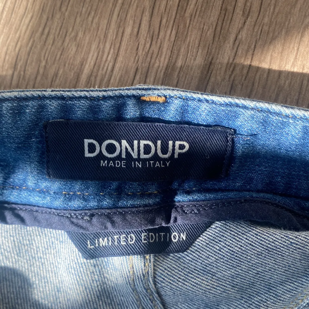 Snygga limited edition Dondup Detox jeans i storlek 34. Jeansen är hela med minimalt slitage. Hör av dig vid frågor!. Jeans & Byxor.