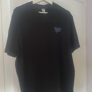 Reebok t shirt - Reebok t shirt, strl L, svart med blått tryck. Som ny
