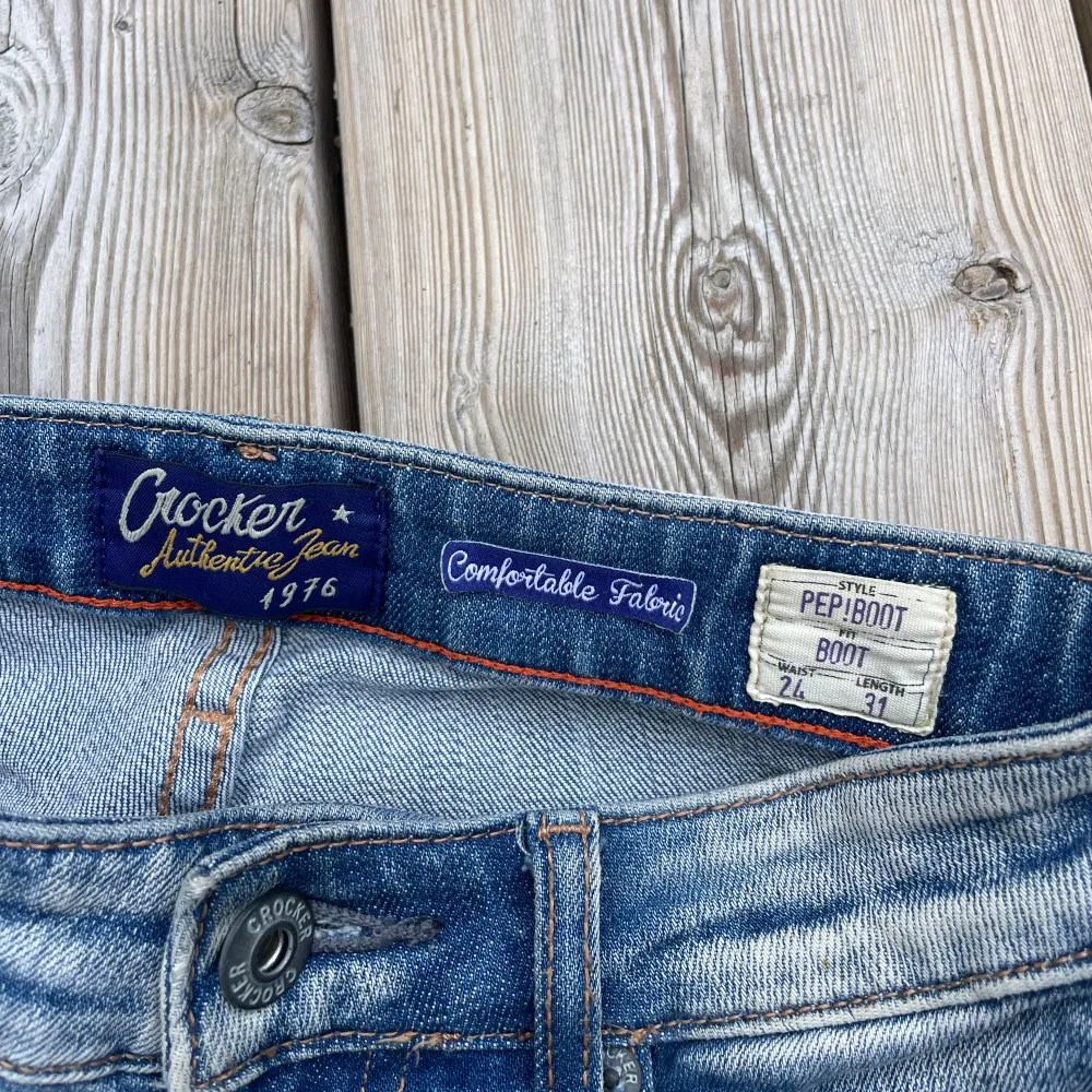 Blåa lågmidjade bootcut jeans från Crocker jeans. Säljer då de är för små för mig.. Jeans & Byxor.