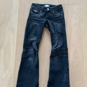 Säljer mina jätte fina jeans som tyvärr inte passar mig längre. De är i bra skick. Tvättade.