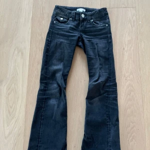 Gina tricot jeans - Säljer mina jätte fina jeans som tyvärr inte passar mig längre. De är i bra skick. Tvättade.