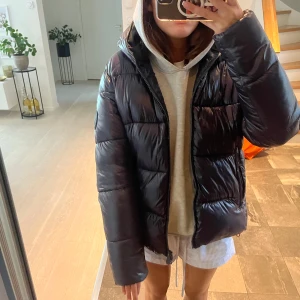 Save the duck jacka  - Så snygg vinterjacka som säljs pga inte min stil. Använd några månader under vintern 2023/2024 och är i väldigt bra skick! Köptes för 3300kr🩷passar tjejer och killar! Är 170cm