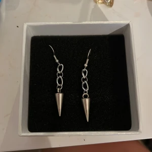 Örhängen - Superfina hängande örhängen, köpta av ett instagram konto