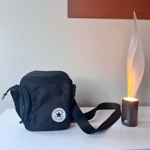 Sling bag Converse - Fet sling bag från Converse. 3 stycken fack där det får plats väldigt mycket i. Det största facket har ett igendragningsbart fack samt några småfickor för att läggas saker separat Väldigt bra skick! Pris går att diskutera!! Skriv vid frågor!!