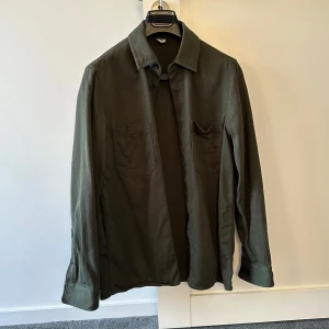 Arket overshirt  - Nypris: 790 kr  Använd fåtal gånger  Stl 46 