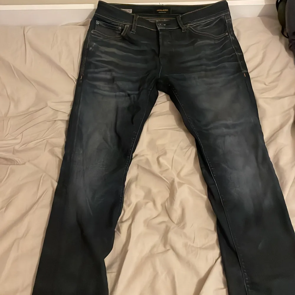 Svart blåa jeans snygga använt nåra gånger men it tvättat . Jeans & Byxor.