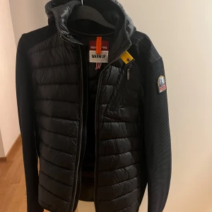 Parajumpers Jacka  - Parajumpers jacka perfekt till höst/vår. Är i väldigt bra skick som nästan helt ny. Inga skador eller något alls. Kvittot har jag ej då jag fick den i present. Hänger bara i garderoben och används ej.   Storlek S men passar också M 