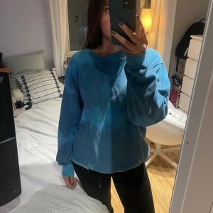 Urban Outfitters Sweatshirt  - JÄTTECOOL sweatshirt från Urban Outfitters, BDG Jeans med en blå tie-dye färg 💙 Jättebra skick, knappt använd!  Passar för mig som normalt har xs-s☺️