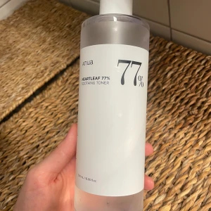 Heartleaf toner - Anua heartleaf 77 soothing toner. Hälften kvar av en stor flaska på 500ml. 
