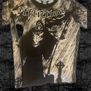 Affliction tshirt  - Affliction tshirt sitter bra och lose på mig.