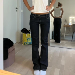 Lågmidjade bootcut jeans  - Superfina mörkblåa Lågmifjade bootcut jeans. Midjemått 35 cm, innerbenslängd 78 cm. Köp via köp nu❤️‍🔥❤️‍🔥