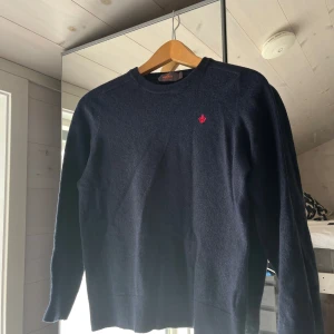 Morris tröja - Säljer nu denna snygga Morris tröjan, skick 7/10 har krympt lite i tvätten! Men annars väldigt fint skick inget tecken på användning.   Skriv gärna vid frågor eller funderingar.