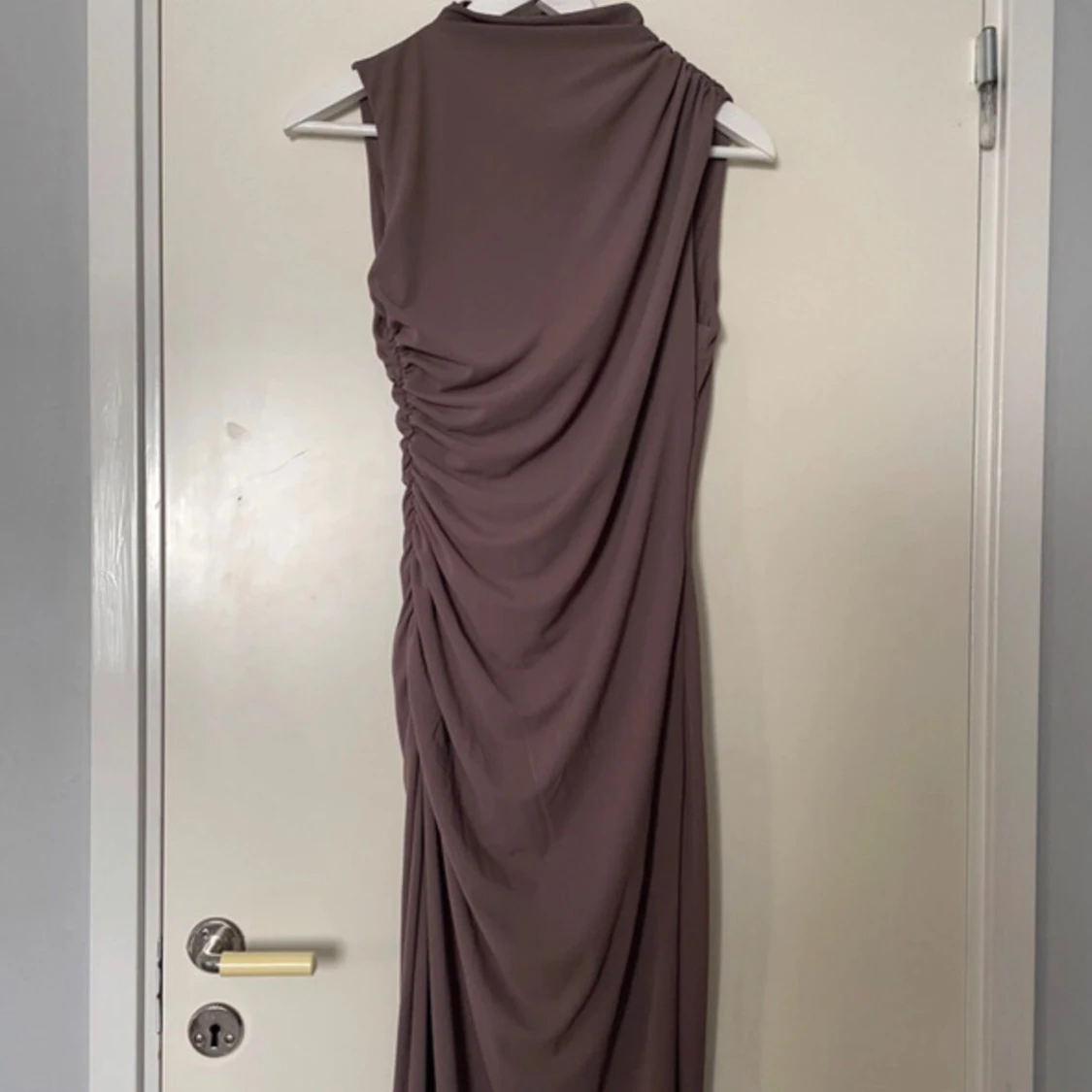 Zara medellång klänning med drapering - 91