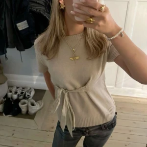 Stickad Zara tröja  - Super fin beige stickad kortärmad tröja men knytning framtill. Skulle säga tröjan sitter mer som S 🫶