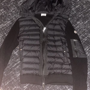 Moncler cardigan - De är en väldigt stilig jacka inte så jätte använd och i väldigt bra skick såklart funkar perfekt under hösten/vintern.