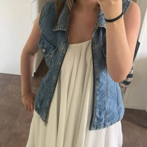 Jeans väst - Jeans väst med dragkedja köpt second hand i Tyskland. Bra skick och få skavanker. Älskar denna och går att ha till så mycket olika outfits