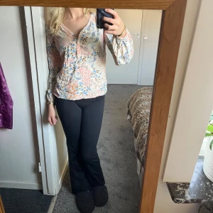 Blus Kappahl  - Blommig blus från Kappahl i stl Xs inga defekter ( användt någon enstaka gång)💕