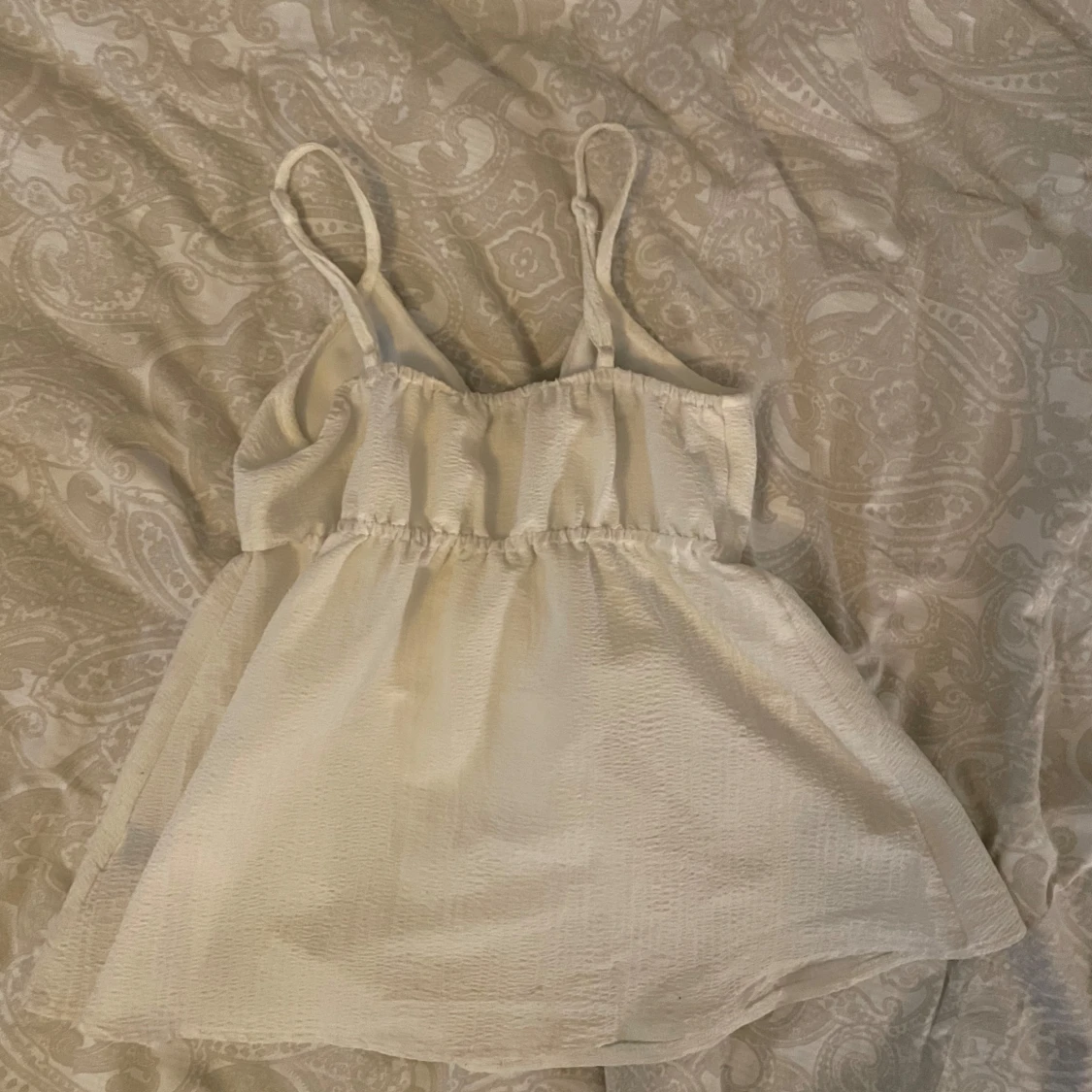 Vit topp med blommigt broderi - 92