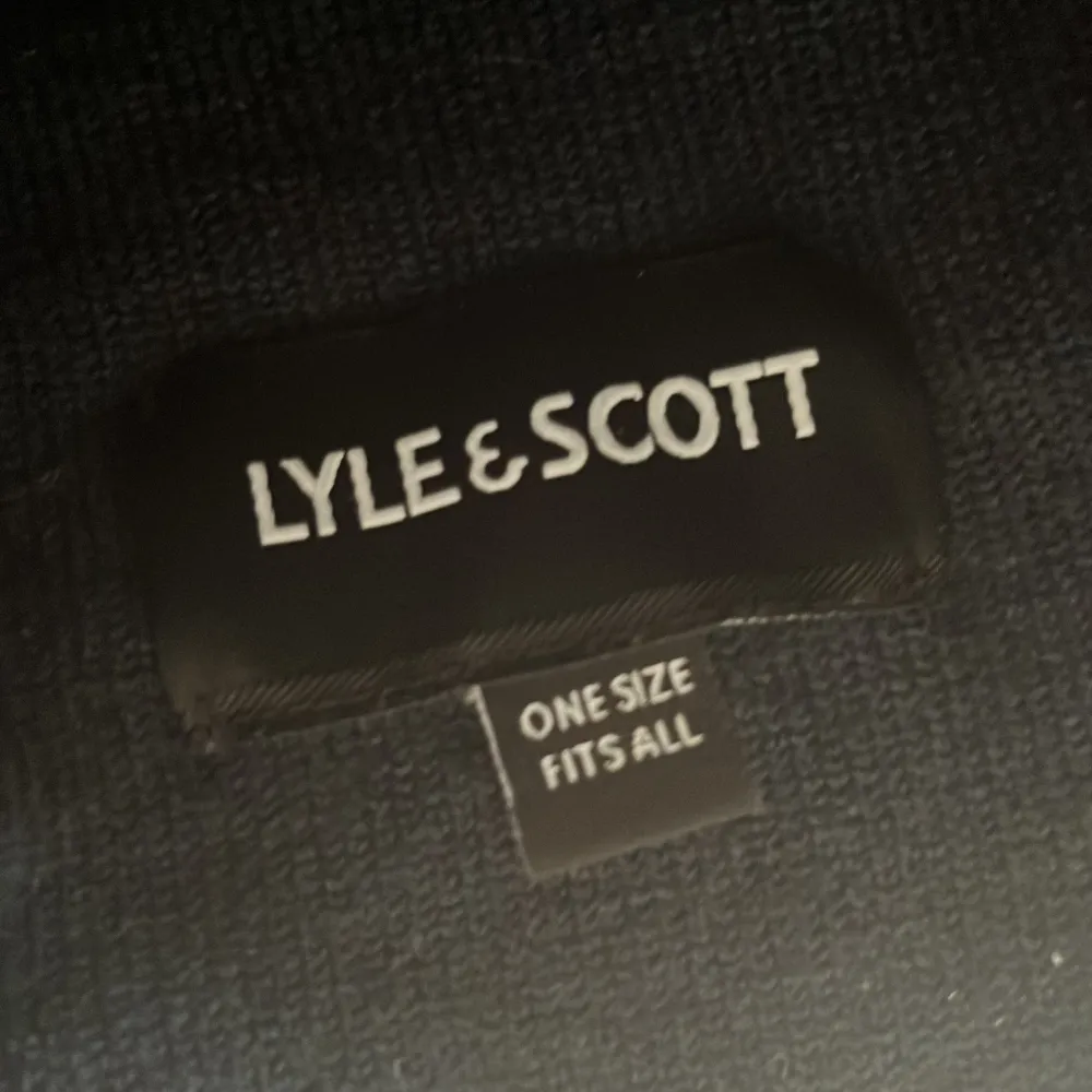 Säljer denna marinblå lyle&scott mössa då jag inte vill ha den. Helt ny bara provats på en gång och är i 10/10 skick . Accessoarer.