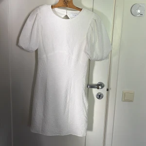 Oanvänd Studentklänning  - Säljer en helt oanvänd superfin vit klänning med puffärmar, skulle egentligen haft den på min student men använde en annan istället. Köpte för 599kr men säljer för 450kr, den är i storlek 34. 