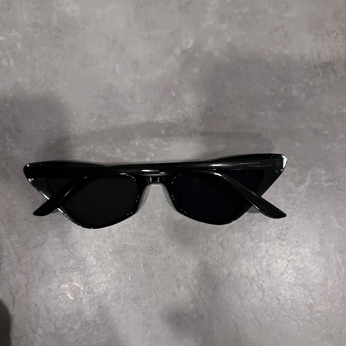 Svarta solglasögon i cat-eye stil - 90