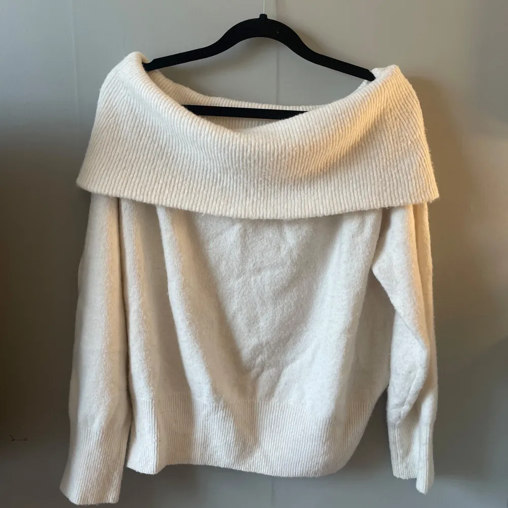 Fin offshoulder tröja, tunnare material💕 använd 1 gång, är i nyskick😊 perfekt nu till hösten🥰. Tröjor & Koftor.