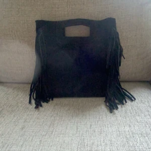 maje liknande väska  - säljer nu min sparsamt använda majeliknande väska då den max kommit till användning 5 ggnr 💕