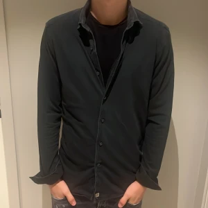 Sonrisa skjortan - Tja! Säljer denna stört snygga o trendiga sonrisa skjort! Riktigt skönt material k bra passform! Nypris runt 3000