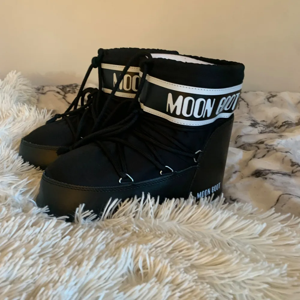 Jättefina Moon boot. Andvända 1 gång är i ett jättefin och bra sick ser helt nya ut. Är i storlek 39/40. Som ny pris 2000 💗. Skor.