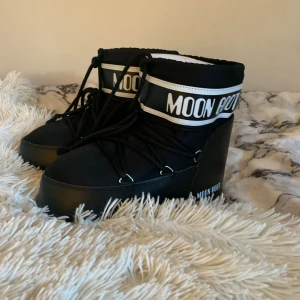 Svarta Moon boot  - Jättefina Moon boot. Andvända 1 gång är i ett jättefin och bra sick ser helt nya ut. Är i storlek 39/40. Som ny pris 2000 💗