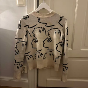 Monki tröja - Säljer denna supercoola tröja från monki, använt ett fåtal gånger!