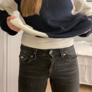 Svarta jeans från Gina Tricot - Snygga svarta jeans från Gina Tricot i storlek 158. De har en klassisk femficksdesign och en knappgylf. Perfekta för en stilren look.