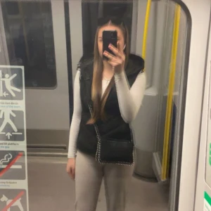 Svart dunväst med dragkedja - Snygg svart dunväst med dragkedja. Använd sparsamt, som ny, skriv vid frågor.