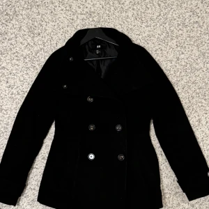 Kappa - Jätte fin kappa från H&M i storlek 36. Passar tyvärr inte mig längre. Den är inte lång untan kommer ner till götten.