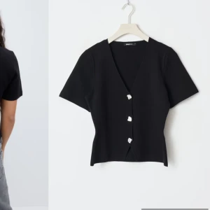 Topp - Svart topp från Gina Tricot. Storlek 36. Ny utan prislapp. Det går bra att använda köp nu💕