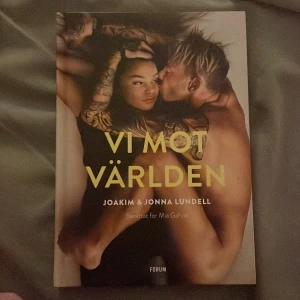 Vi mot världen - Boken 'Vi mot världen' av Joakim och Jonna Lundell berättar om deras resa från en tuff bakgrund till att bli framgångsrika. Den handlar om att övervinna motgångar och skapa en bättre framtid. En inspirerande berättelse om kärlek, styrka och att våga drömma stort.
