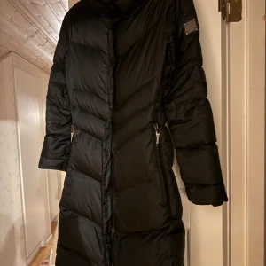 Lång vinterjacka från Marc O'Polo - Såå snygg och varm dunjacka från Marc O'Polo. Lång som gör att man inte fryser om varken överkropp eller ben!! Knappt använd och perfekt för de svinkalla kommande månaderna!!! Passar xs-m, jag är 174 och den är bra i både ärmar och passform på mig!!:)