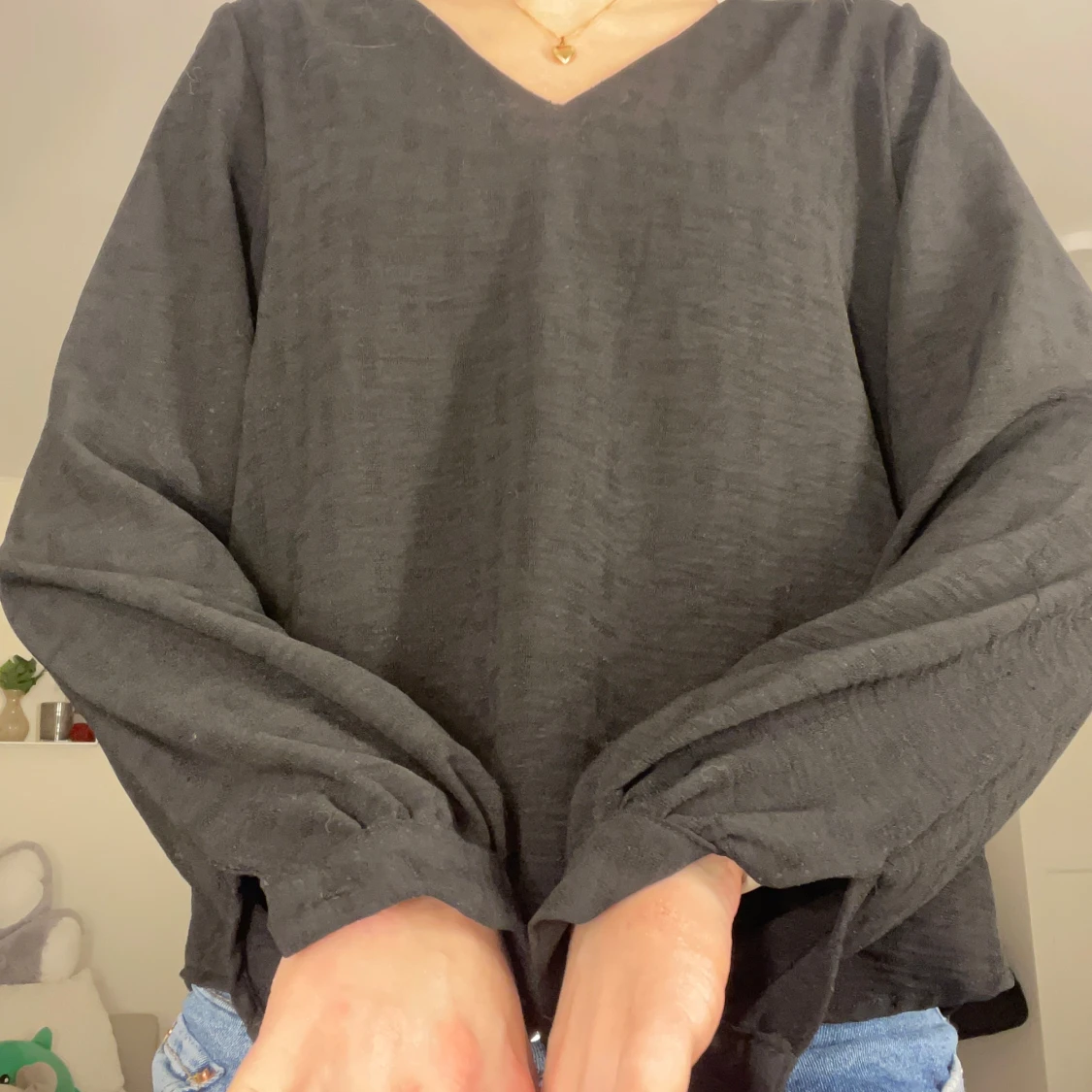 Svart långärmad blus med lite detaljer