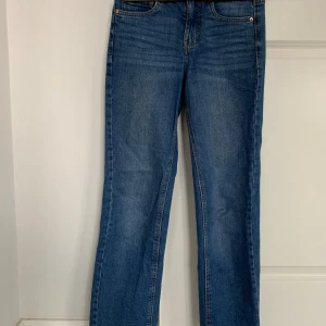 Mörkblå jeans från LAB Industries - Snygga blå jeans från LAB Industries med dragkedja och knapp framtill. Klassisk femficksdesign och tillverkade i hållbart denim. Perfekta för en avslappnad stil.