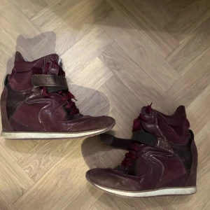 Isabelle markant liknade - Snygga isabellemarant liknade skor. Skorna har en kombination av skinn och mocka, vilket ger en trendig look. Perfekta för att ge lite extra höjd och stil till din outfit. Sjukt sköna❤️