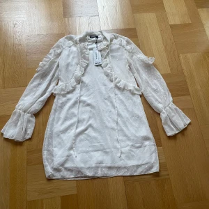 Student/midsommar/fest klänning - Jättefin och användbar klänning i storlek xs-s helt oanvänd, köpt för ungefär 700 och säljer nu för 400, prata med mig innan ni trycker på köp nu ifall ni vill prata om när jag kan frakta🤍🤍