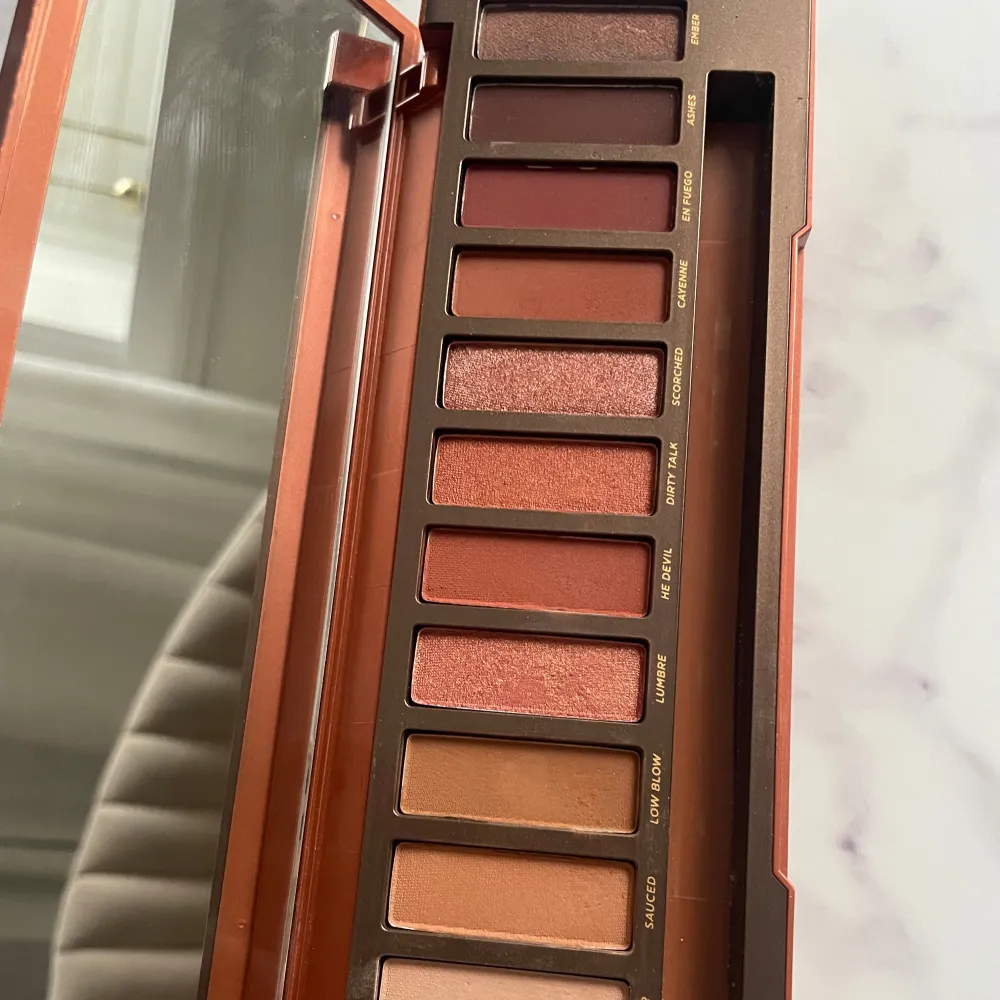 Ögonskuggspalette från Urban decay, köpt för några år sedan, nypris 550kr. Sliten förpackning, kommer utan borste. Knappt använda skuggor.. Beauty.
