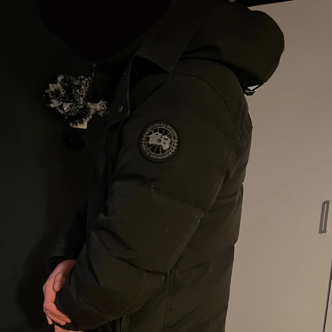 Svart dunjacka med huva - 1