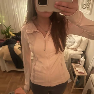 Rosa define jacket - Säljer en rosa define jacket då jag hellre vill ha en annan färg. Högt pris pga efterfrågan men kan gå ned vid snabbt köp🩷 st 8 men passar mig som brukar ha s/m. Kan också byta mot en ljusblå!