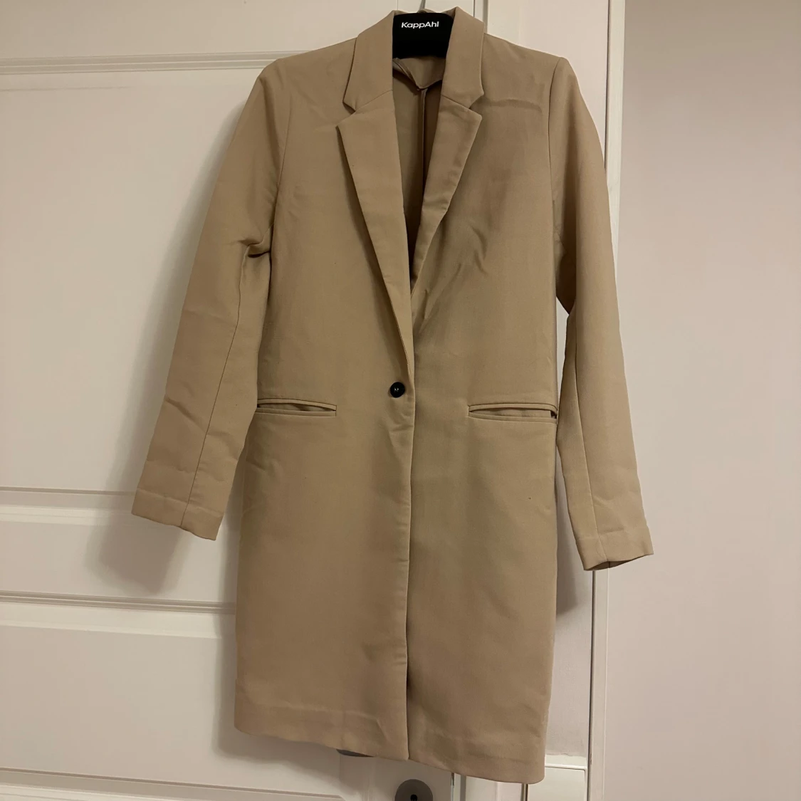 Beige kappa från Gina Tricot