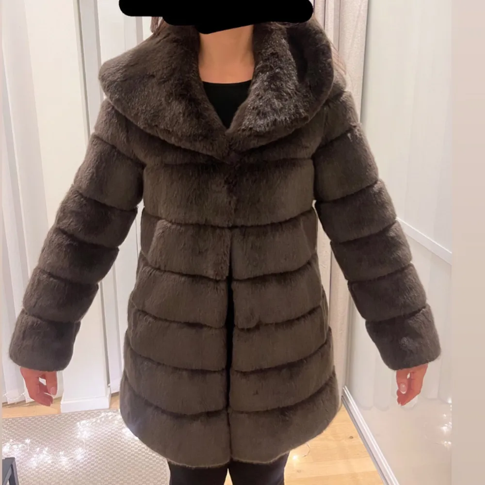 Säljer en elegant brun pälsjacka från Saki med en lyxig känsla. Jackan har en stor krage och långa ärmar, perfekt för kyliga dagar. Den är i storlek 34 och ger en sofistikerad look.. Takit.
